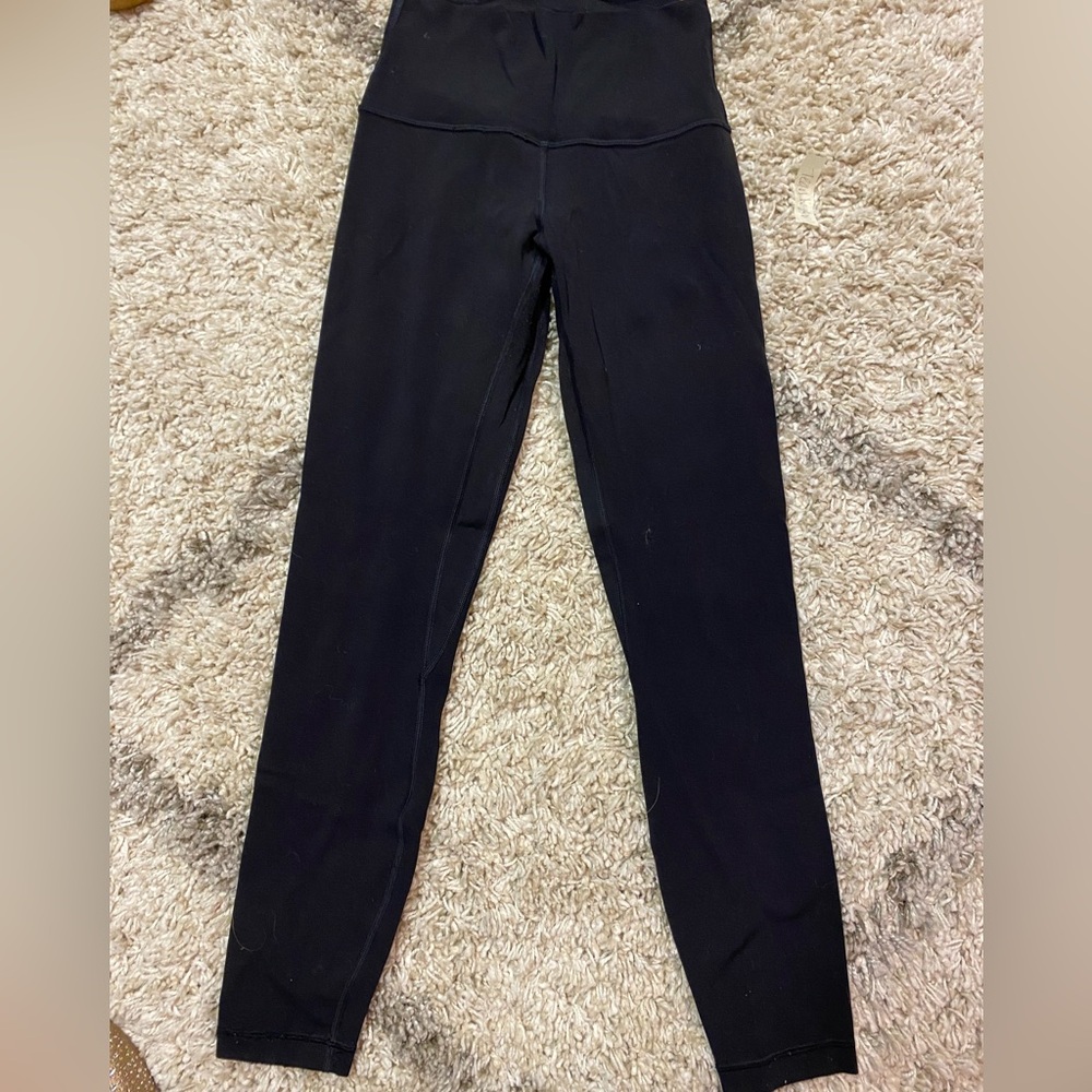 Lululemon EUC Align High-Rise Pant 25"
Black- size 2